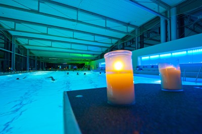 Candlelight-Schwimmen im Bad